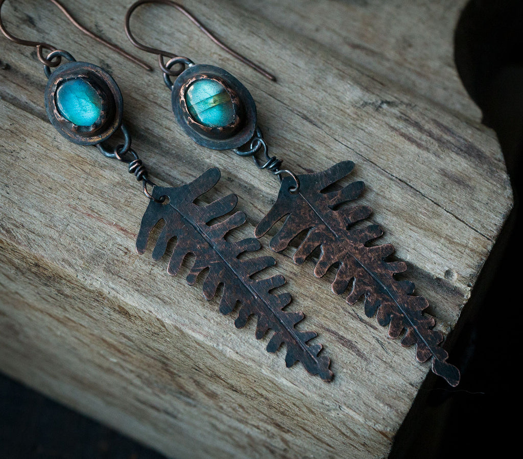 Leśne paprocie kolczyki, długie miedziane liście paproci z turkusowym labradorytem