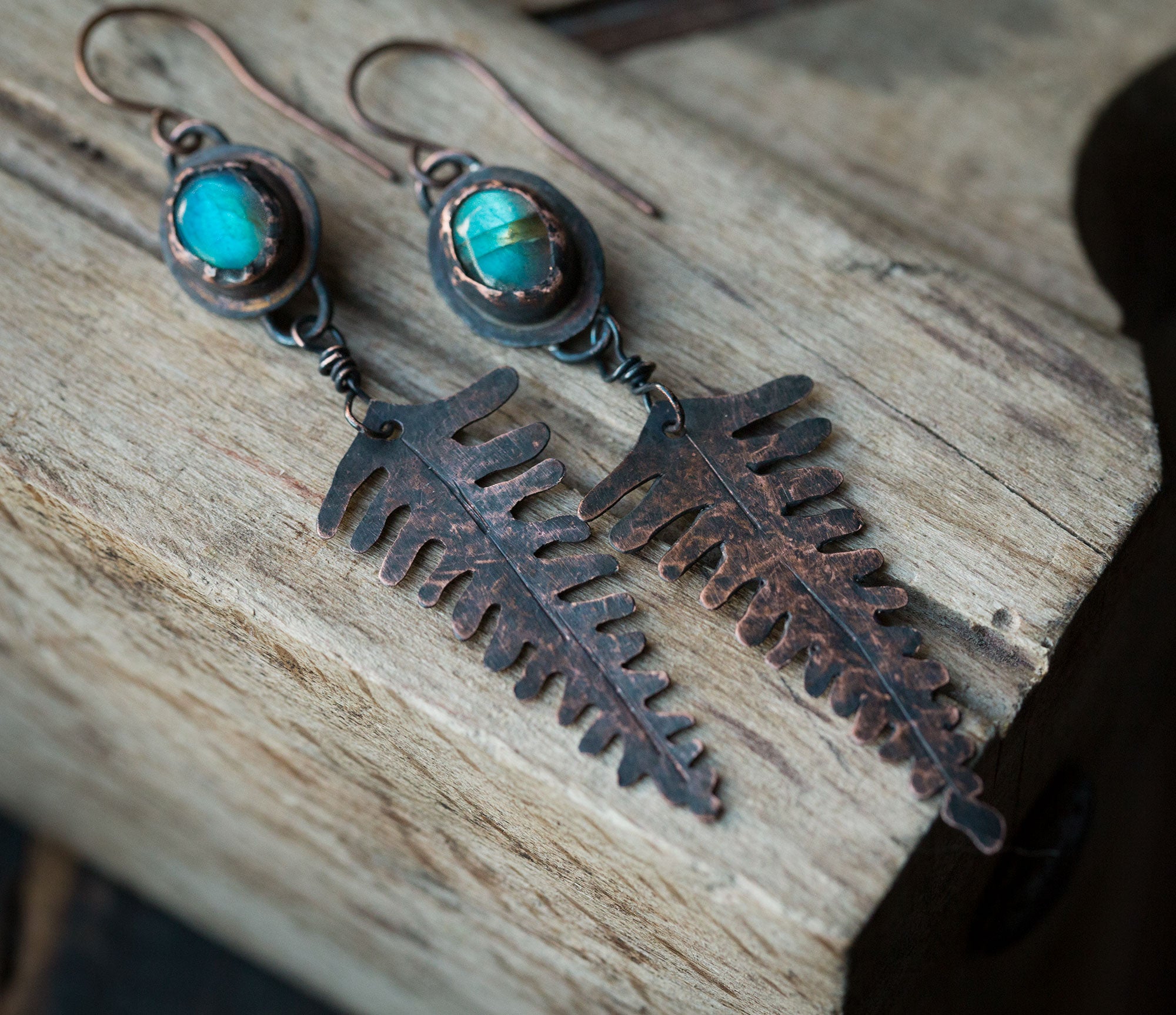 Leśne paprocie kolczyki, długie miedziane liście paproci z turkusowym labradorytem