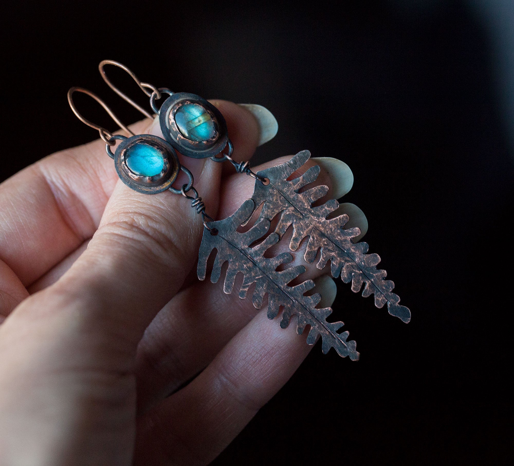 Leśne paprocie kolczyki, długie miedziane liście paproci z turkusowym labradorytem