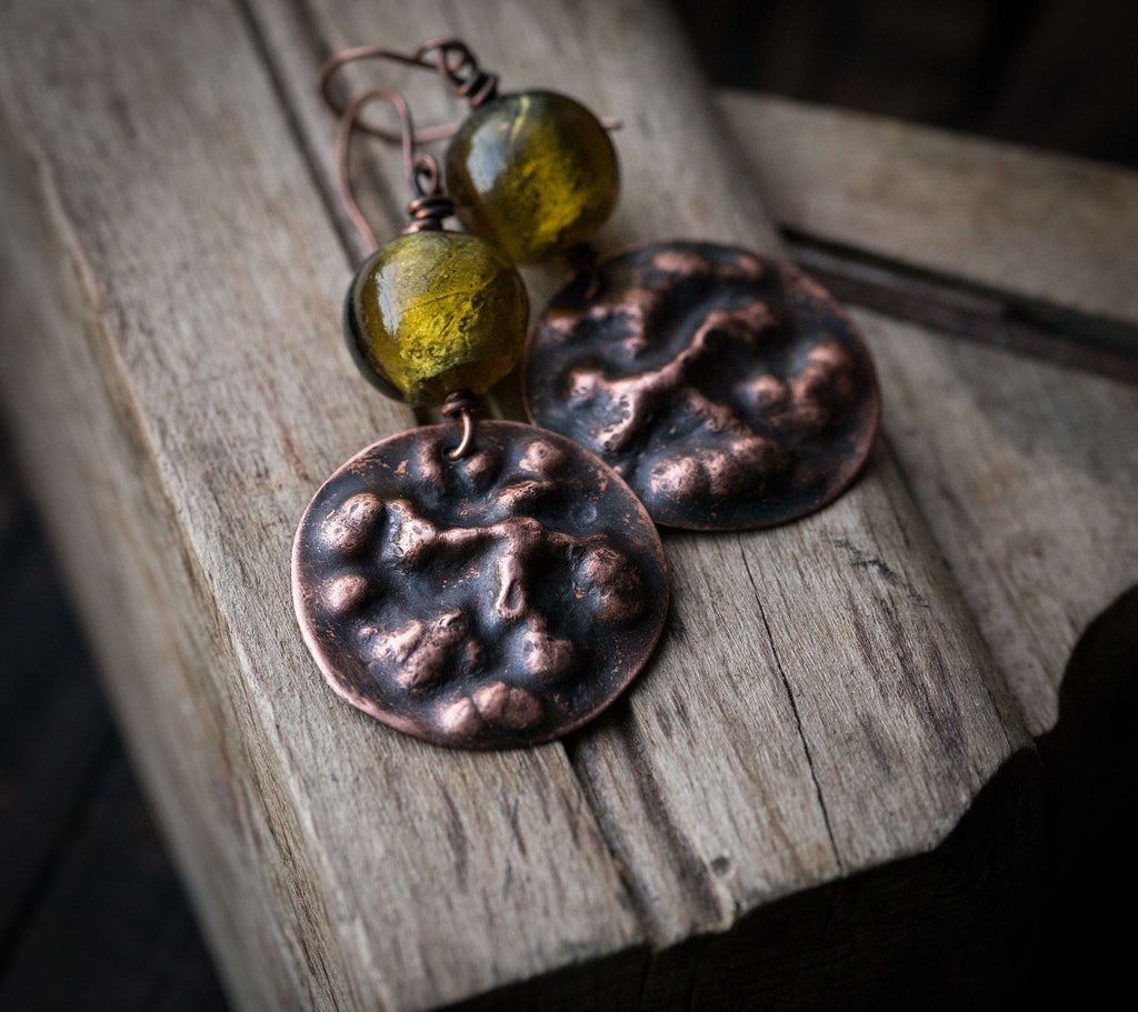 Fakturowane kolczyki z oliwkowym szkłem weneckim