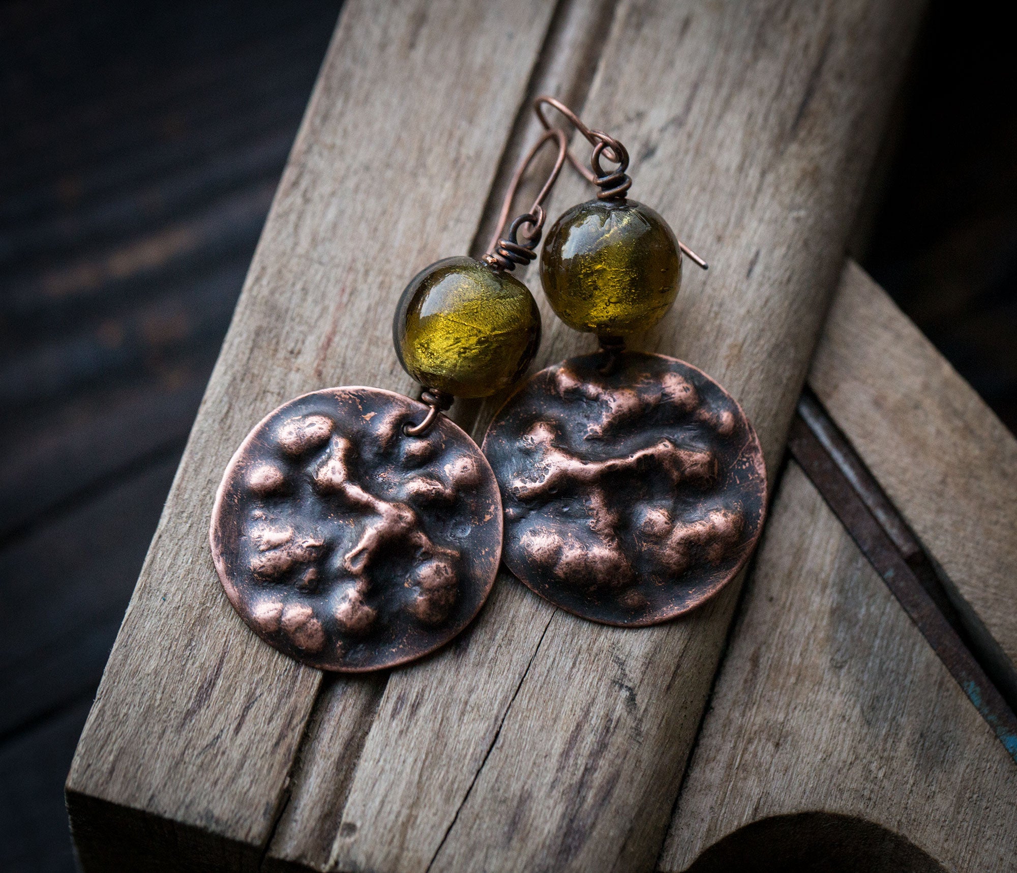 Fakturowane kolczyki z oliwkowym szkłem weneckim