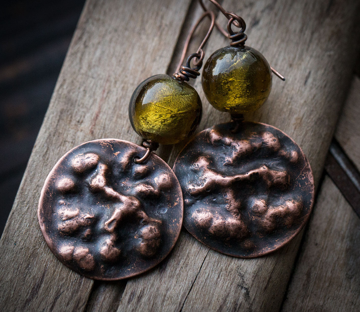 Fakturowane kolczyki z oliwkowym szkłem weneckim