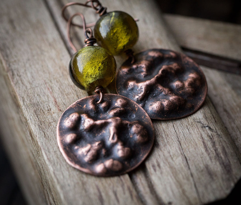 Fakturowane kolczyki z oliwkowym szkłem weneckim