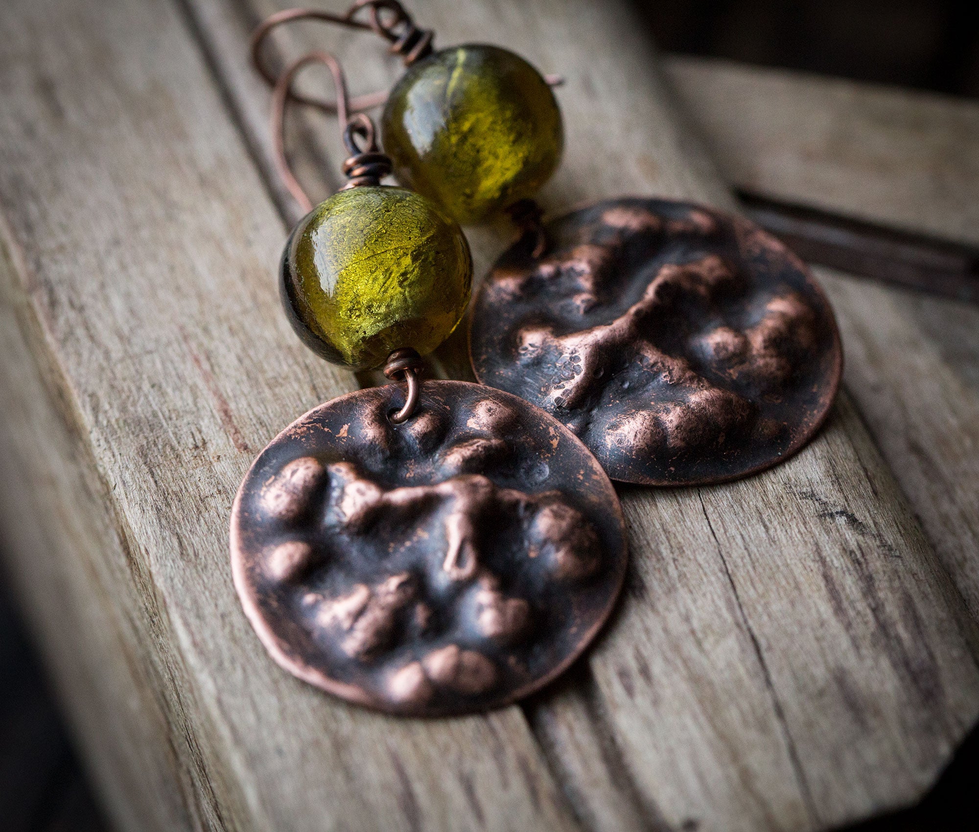 Fakturowane kolczyki z oliwkowym szkłem weneckim