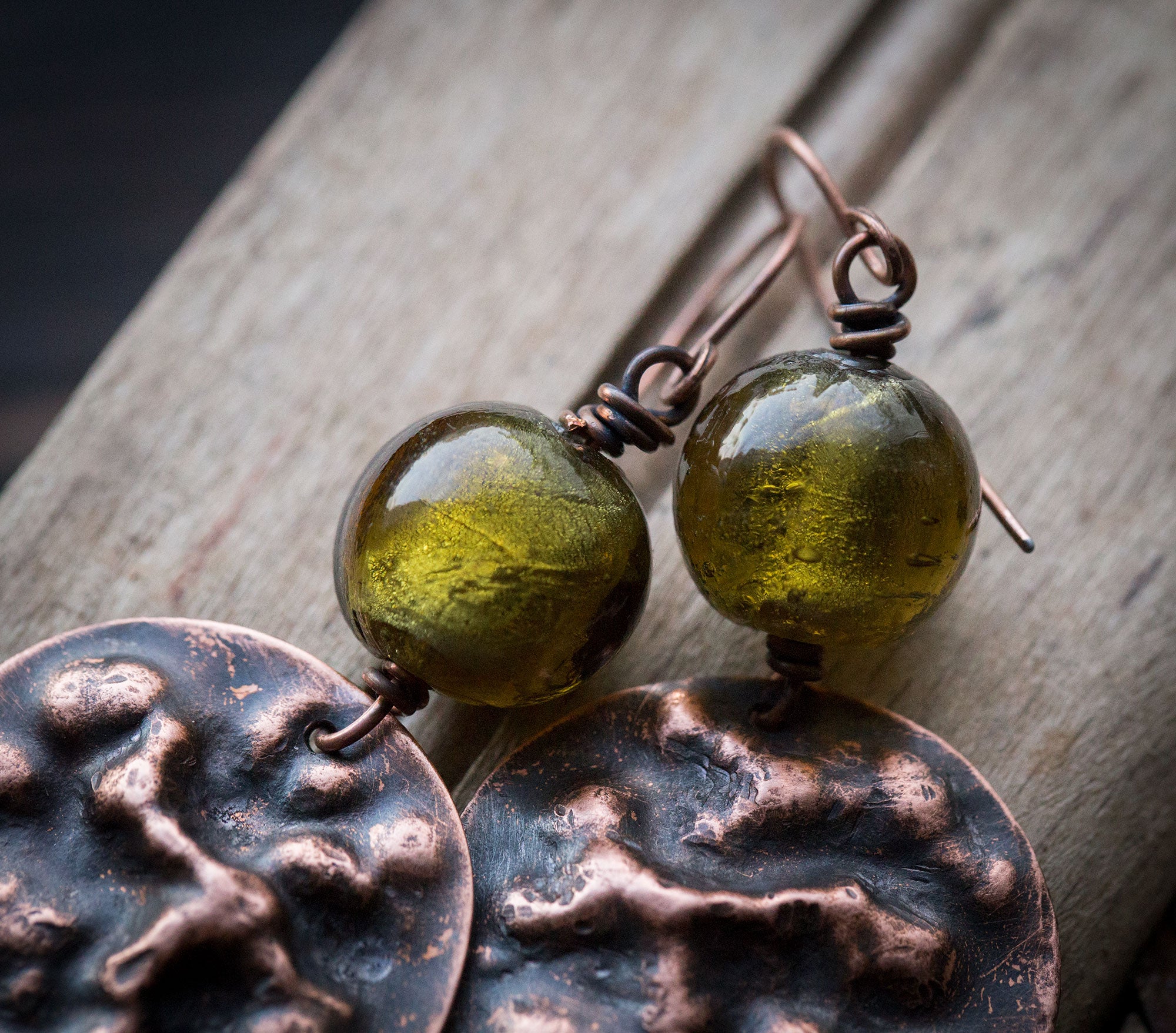 Fakturowane kolczyki z oliwkowym szkłem weneckim