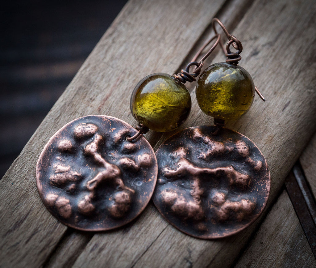 Fakturowane kolczyki z oliwkowym szkłem weneckim