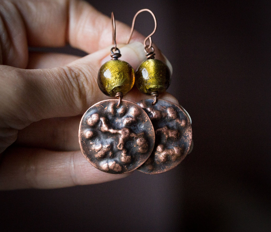 Fakturowane kolczyki z oliwkowym szkłem weneckim