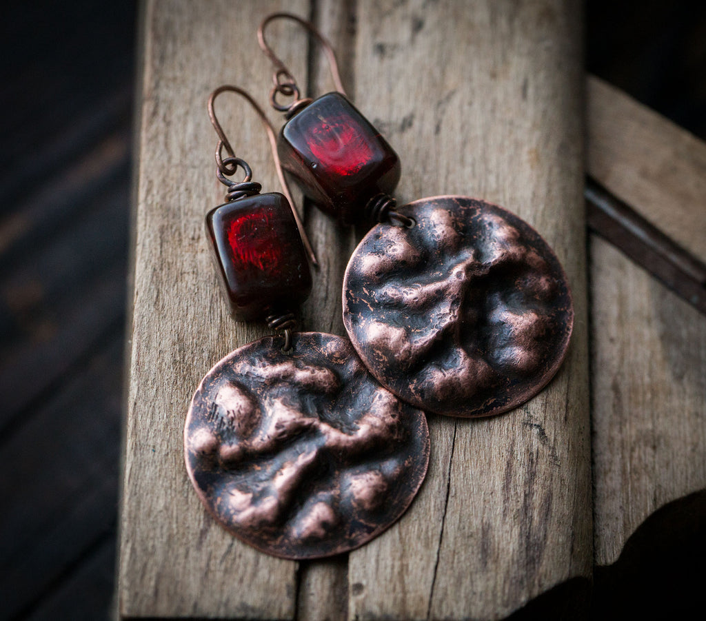 Fakturowane kolczyki z bordowym szkłem weneckim