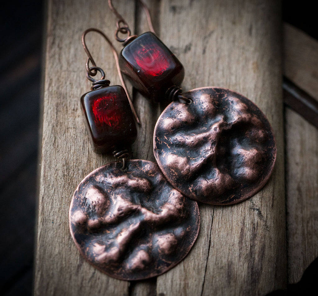 Fakturowane kolczyki z bordowym szkłem weneckim