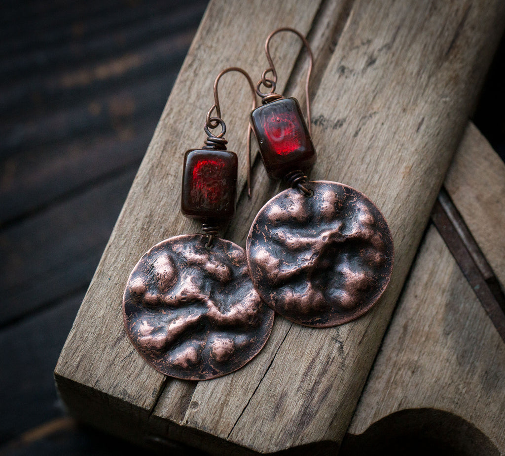 Fakturowane kolczyki z bordowym szkłem weneckim