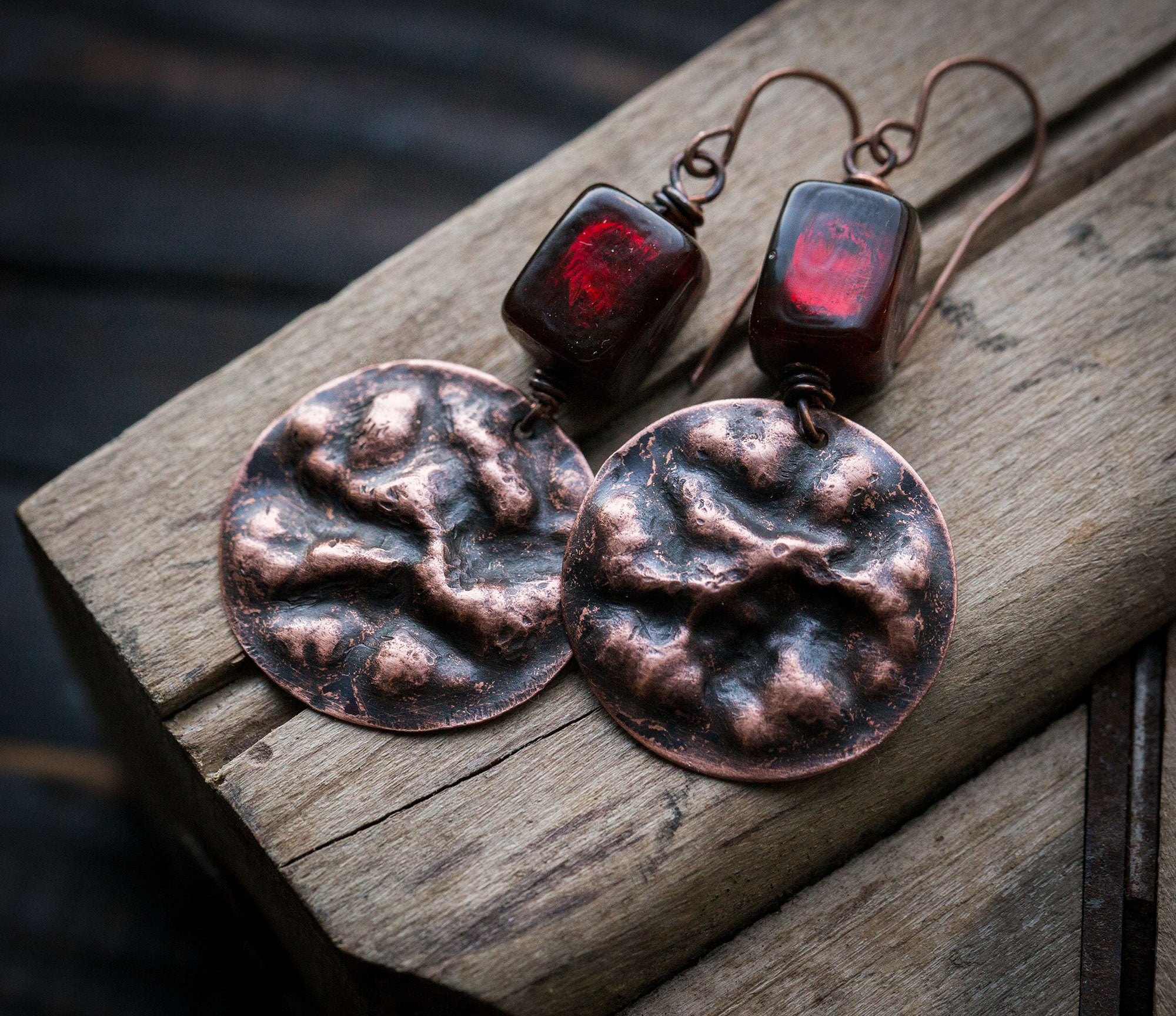 Fakturowane kolczyki z bordowym szkłem weneckim