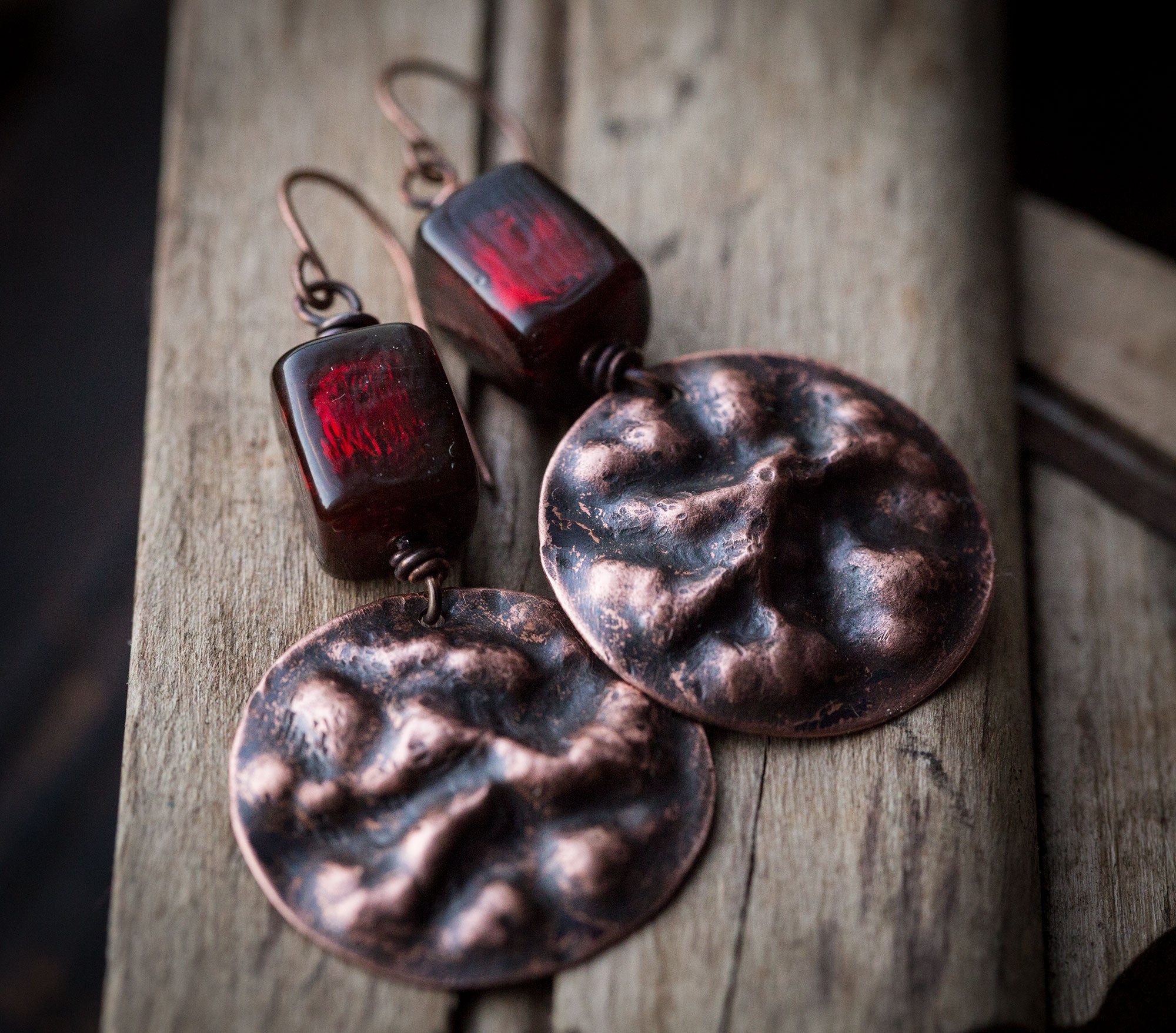 Fakturowane kolczyki z bordowym szkłem weneckim