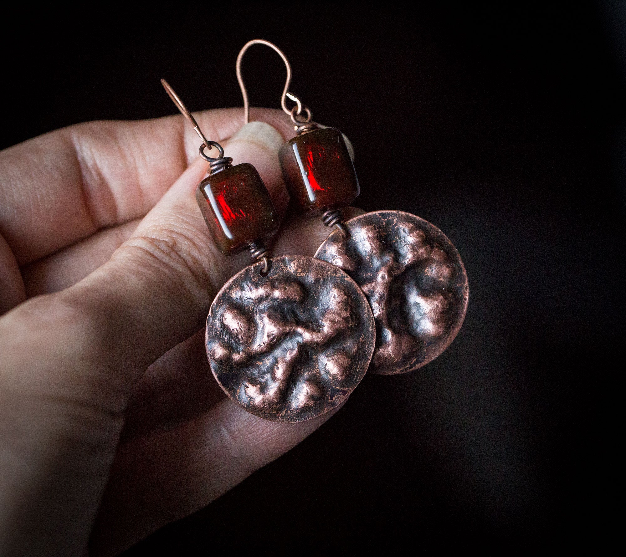 Fakturowane kolczyki z bordowym szkłem weneckim