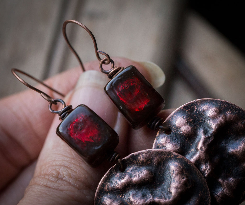 Fakturowane kolczyki z bordowym szkłem weneckim