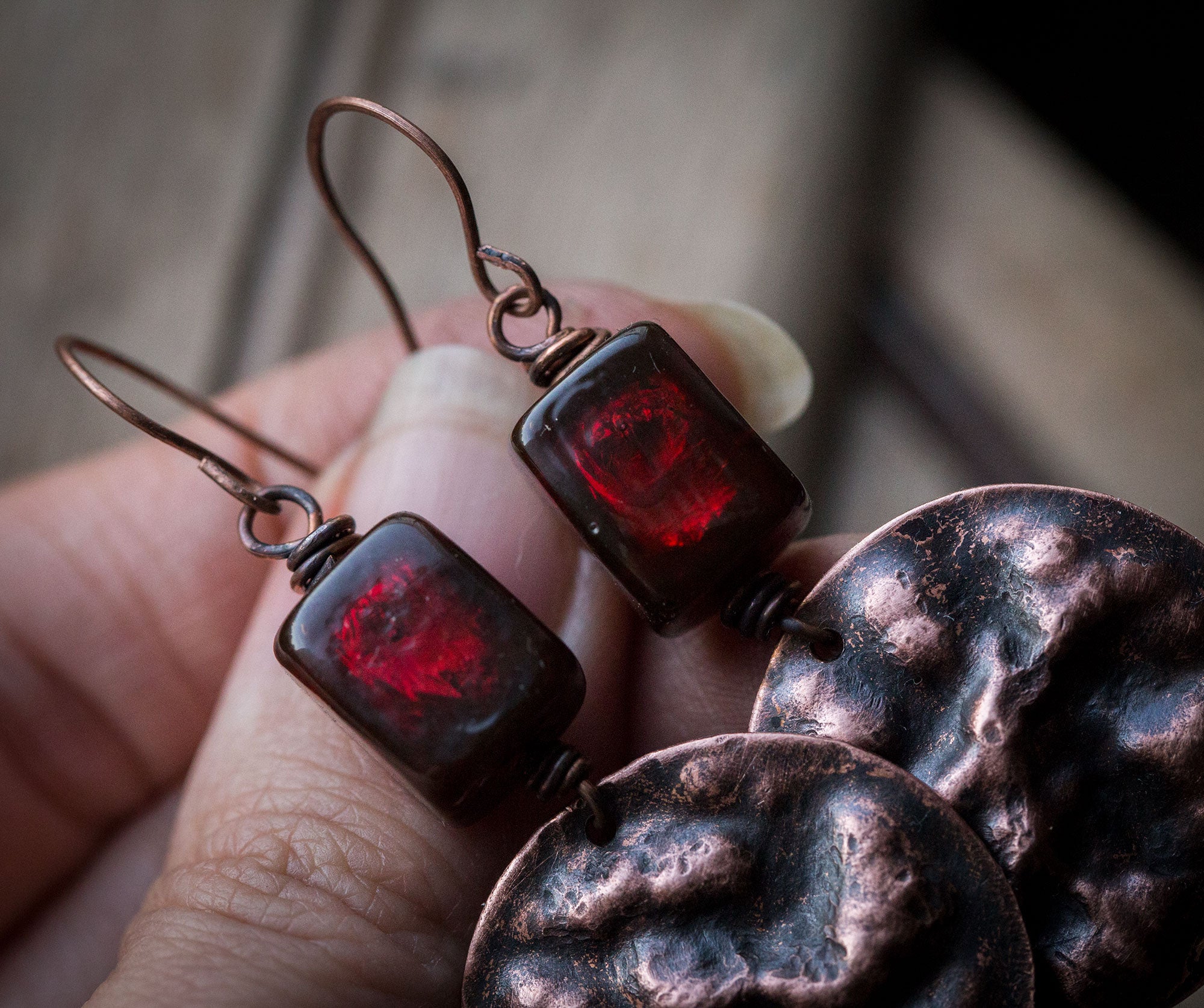 Fakturowane kolczyki z bordowym szkłem weneckim