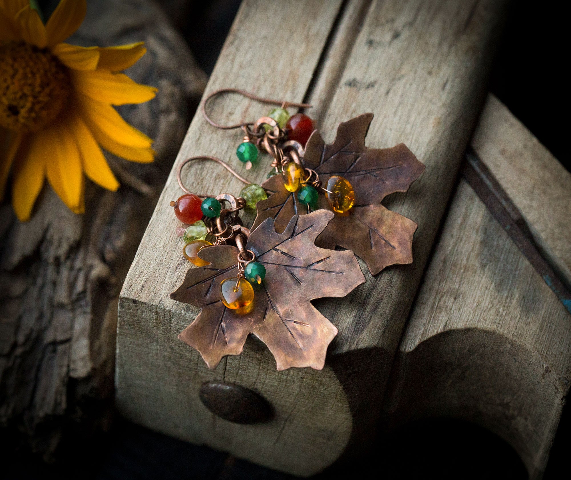 Kolczyki liście klonu z bursztynem, perydotem, awenturynem, karneolem