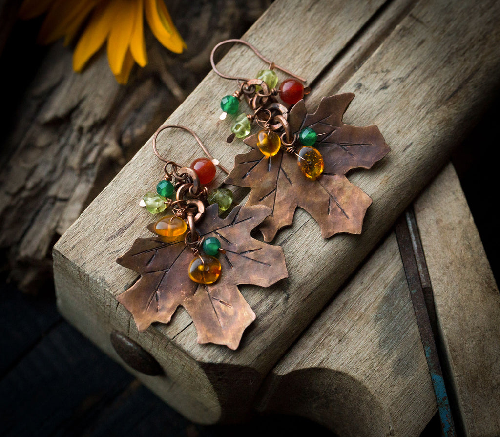 Kolczyki liście klonu z bursztynem, perydotem, awenturynem, karneolem