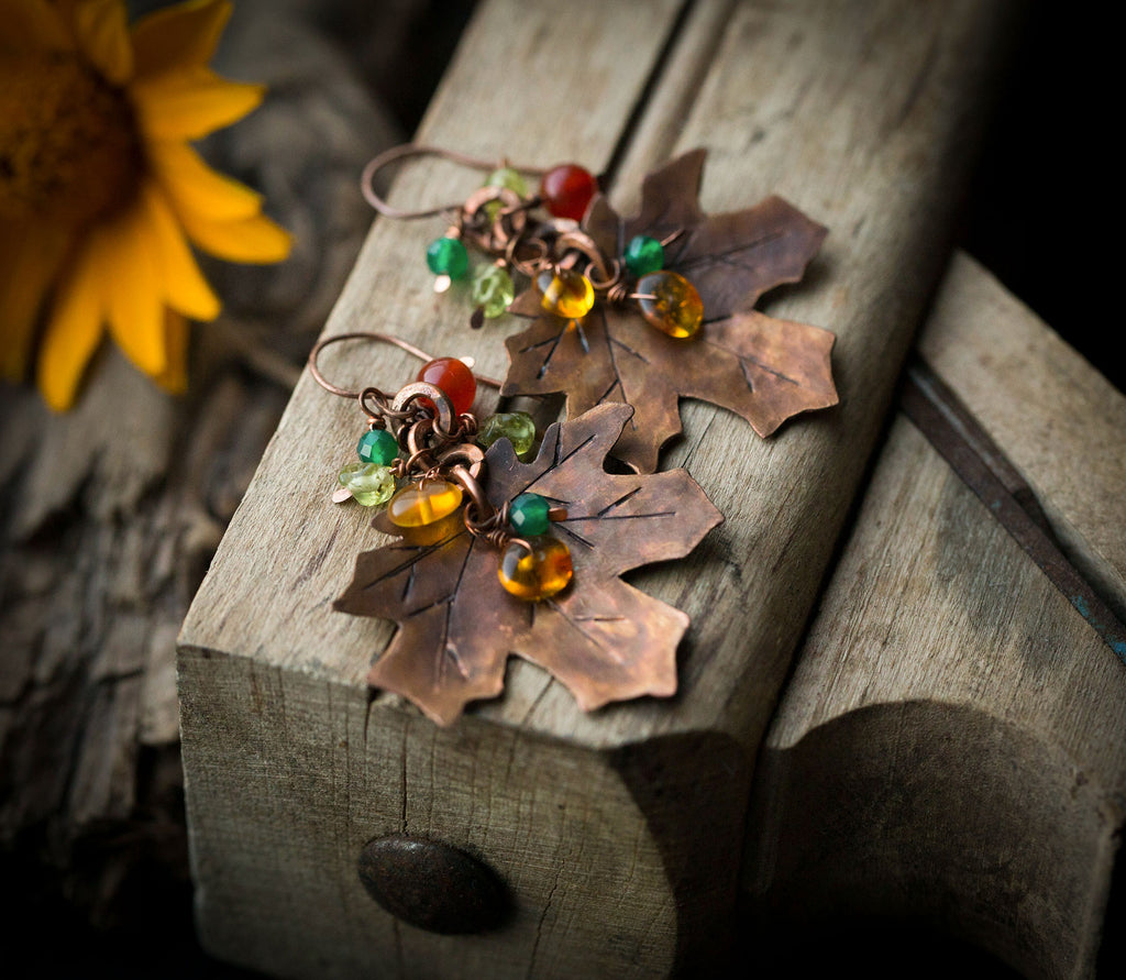 Kolczyki liście klonu z bursztynem, perydotem, awenturynem, karneolem