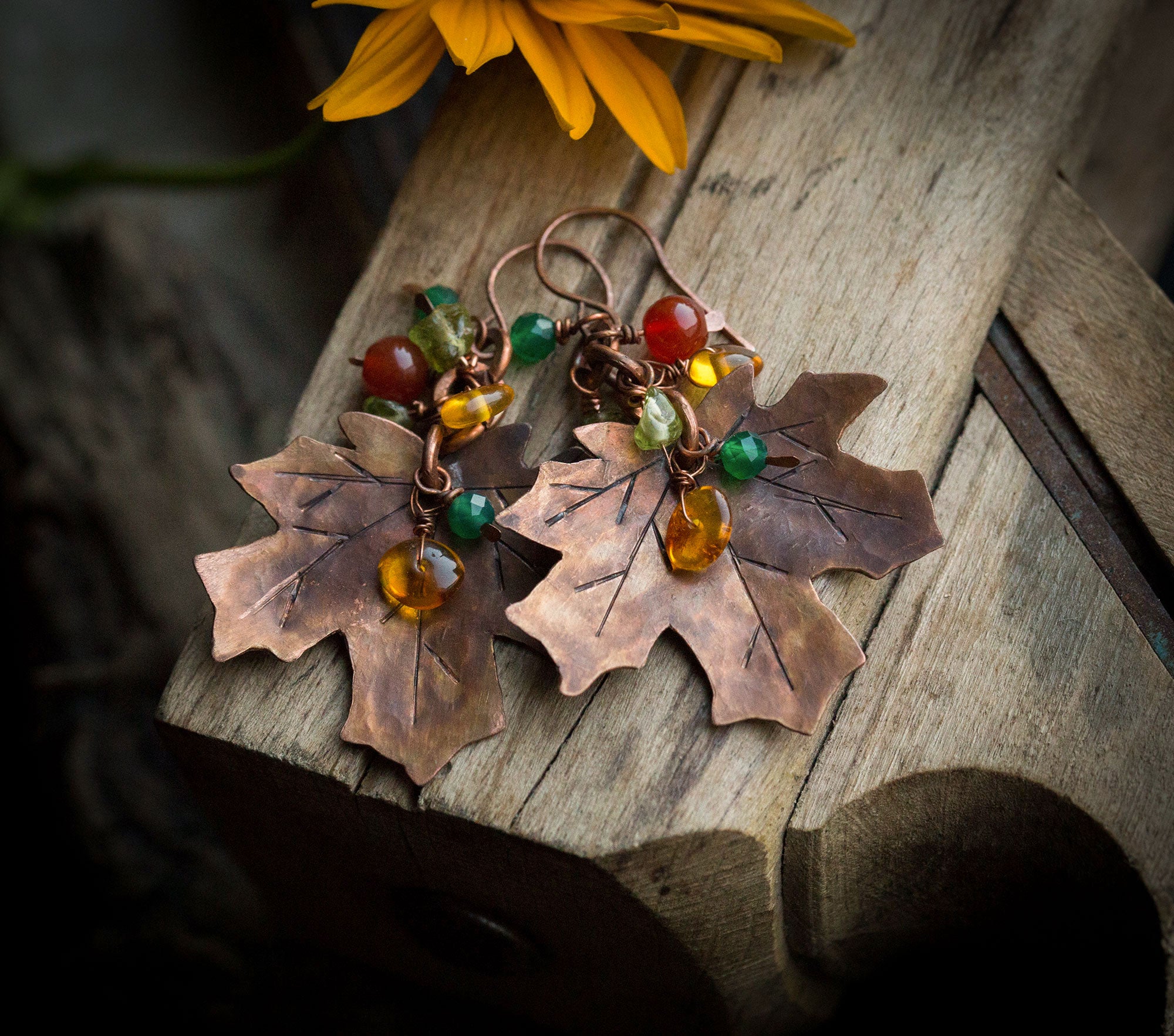 Kolczyki liście klonu z bursztynem, perydotem, awenturynem, karneolem