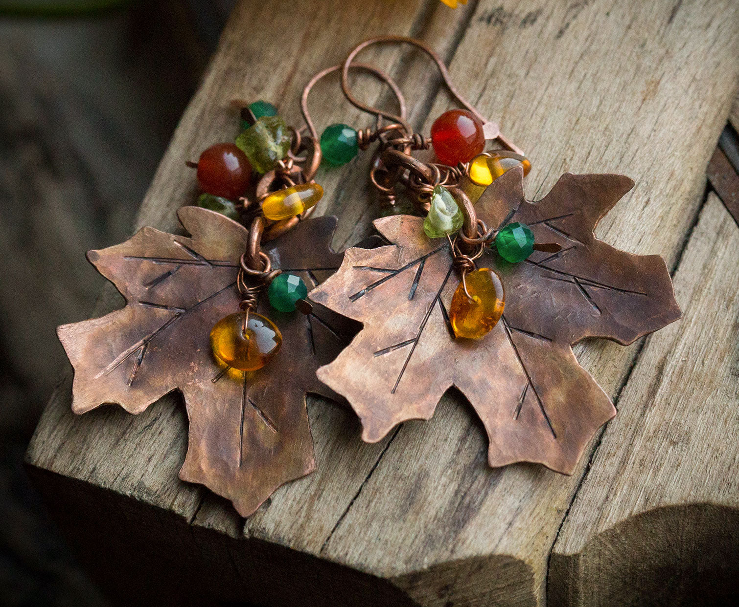 Kolczyki liście klonu z bursztynem, perydotem, awenturynem, karneolem