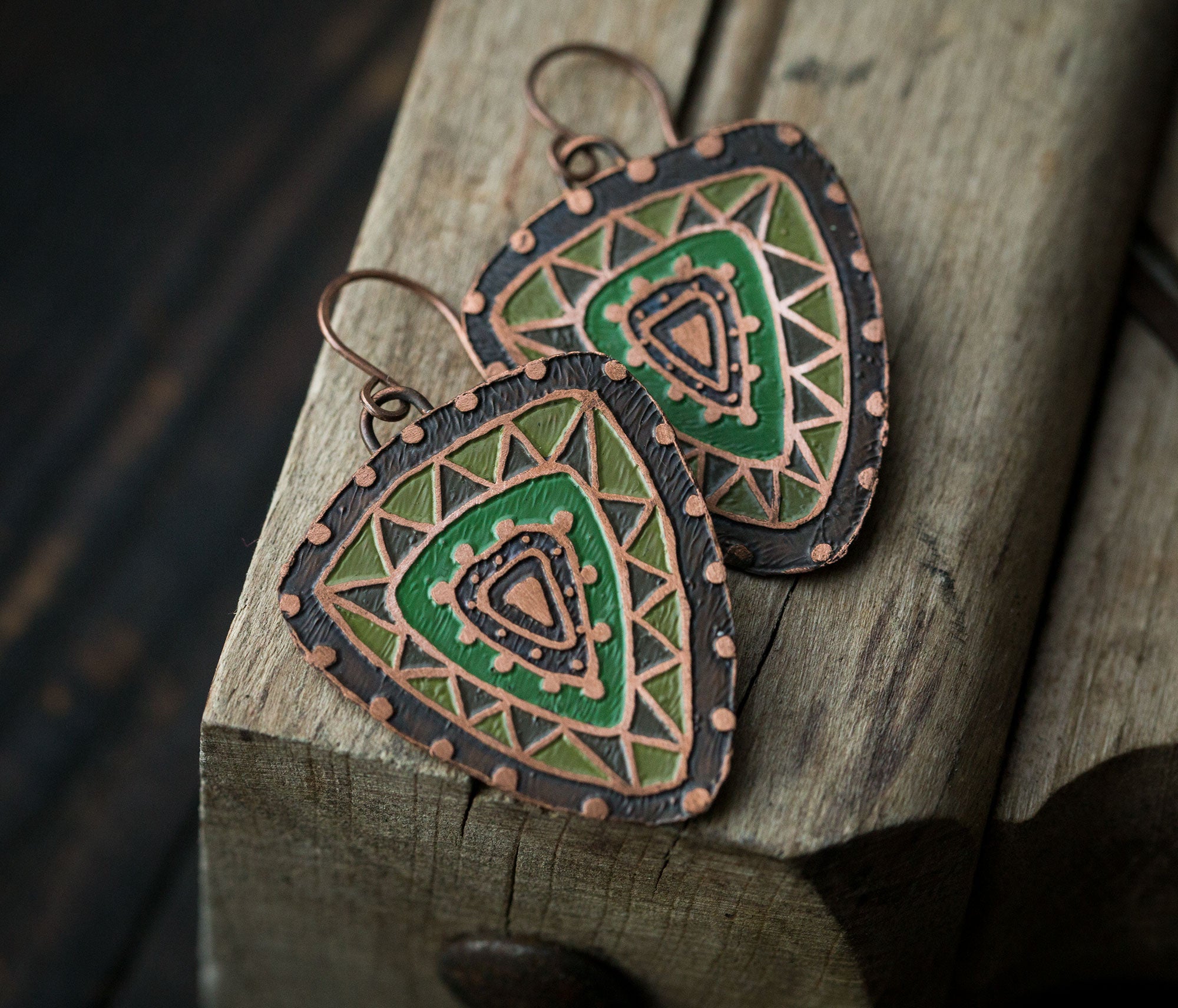 Etniczne zielone kolczyki trójkąty