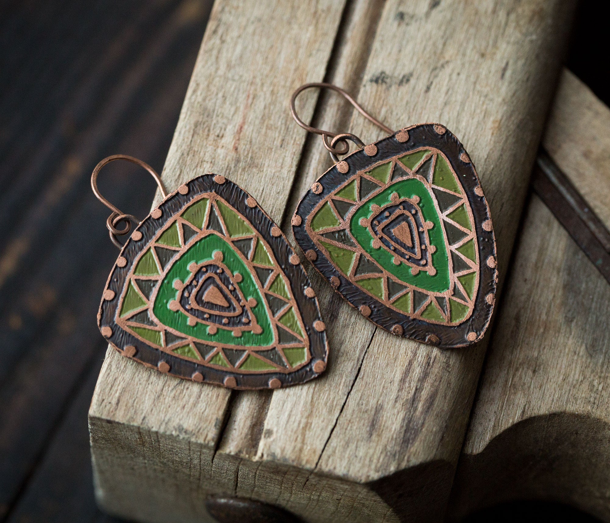 Etniczne zielone kolczyki trójkąty