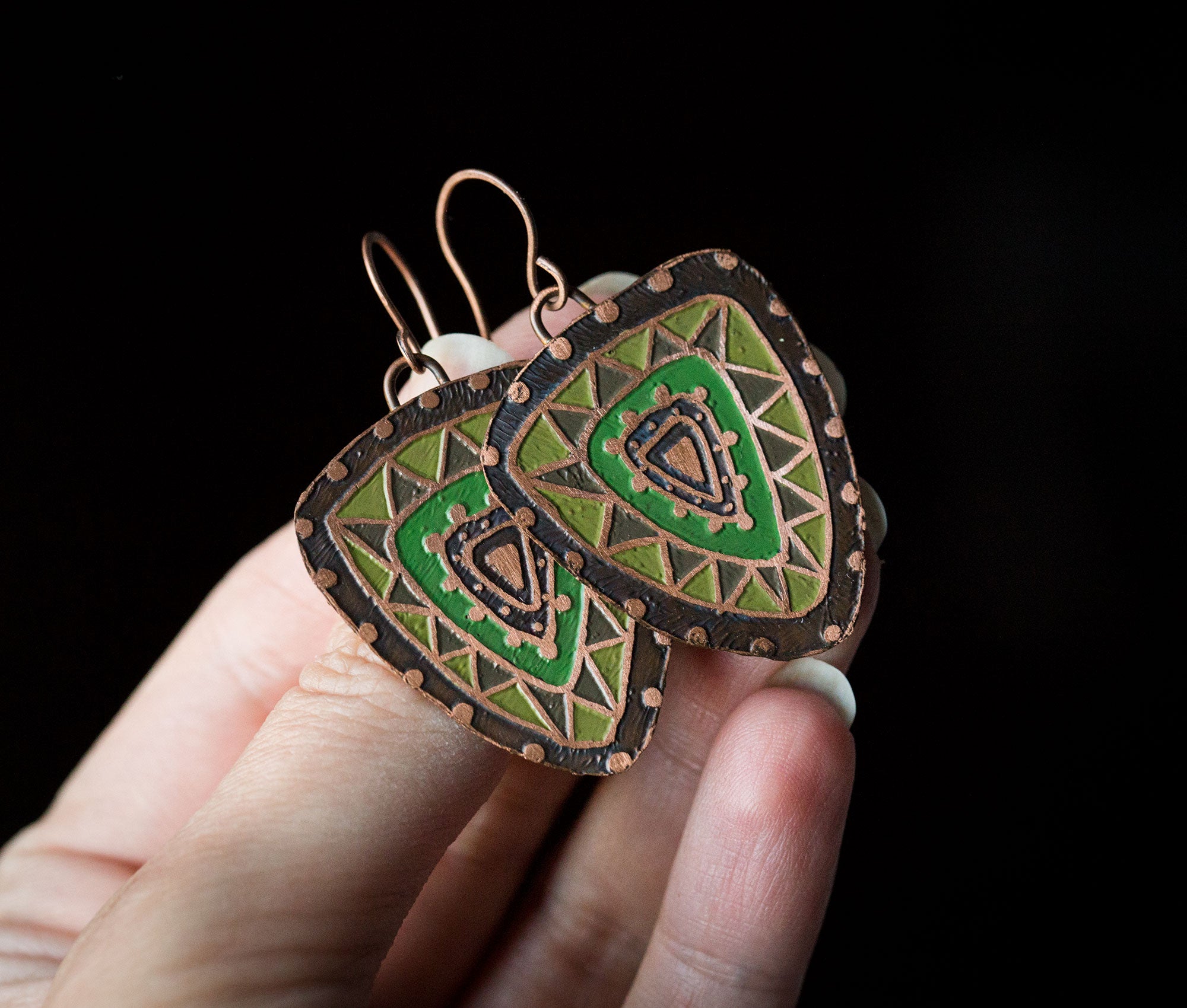 Etniczne zielone kolczyki trójkąty