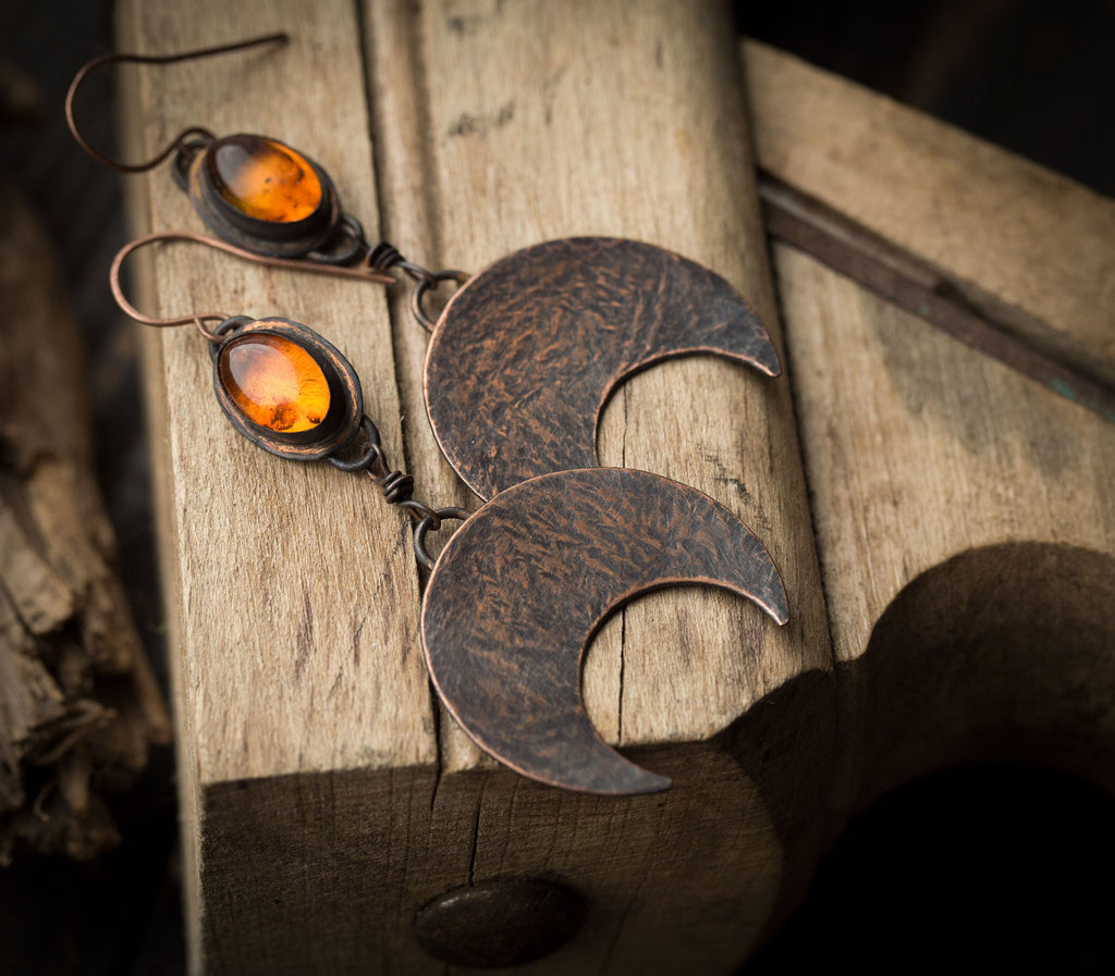 Duże kolczyki księżyce z bursztynami bałtyckimi