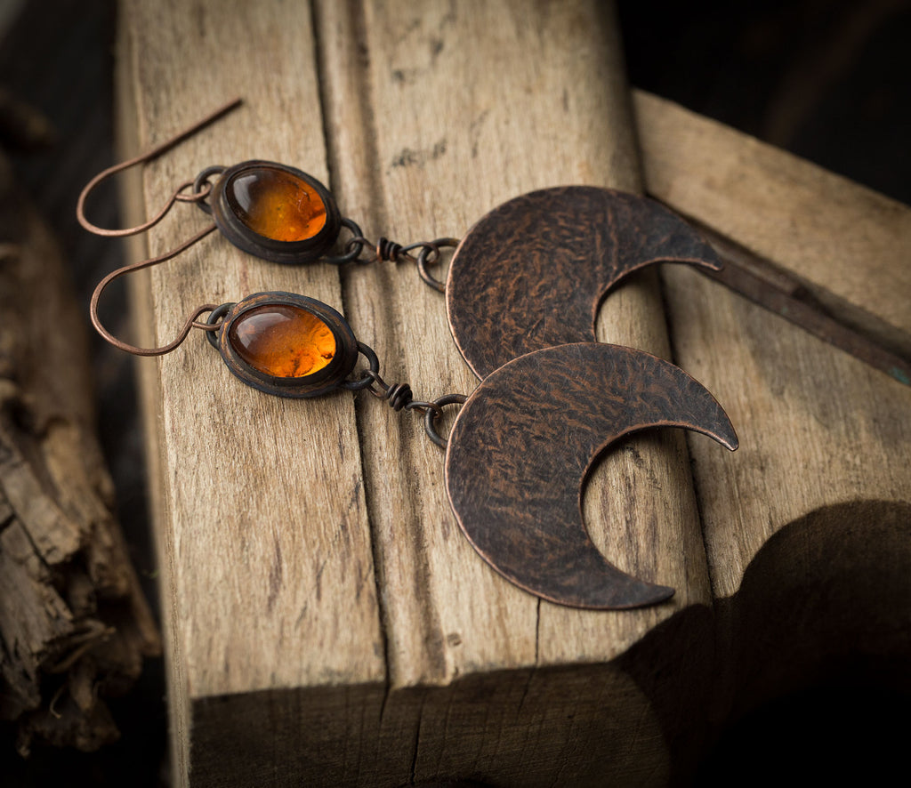 Duże kolczyki księżyce z bursztynami bałtyckimi