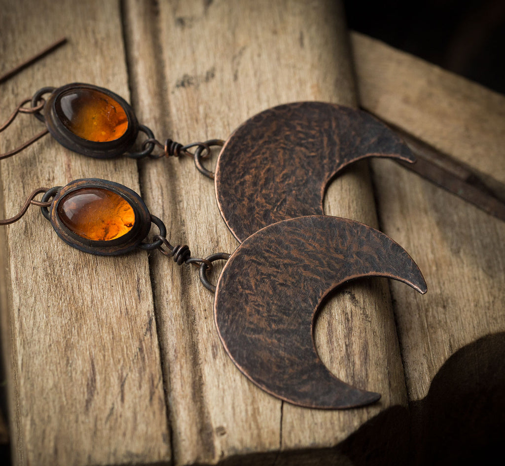 Duże kolczyki księżyce z bursztynami bałtyckimi