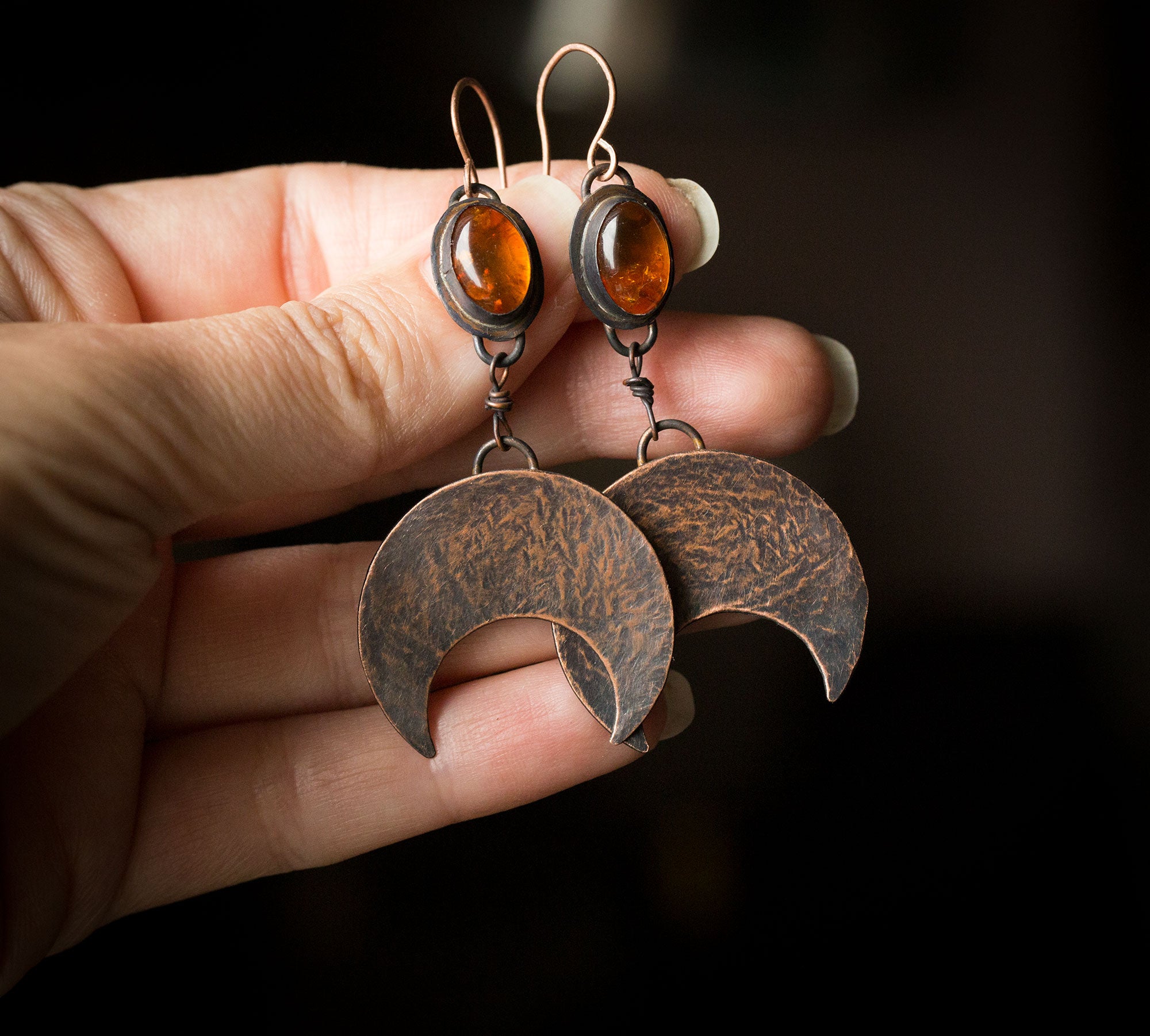 Duże kolczyki księżyce z bursztynami bałtyckimi