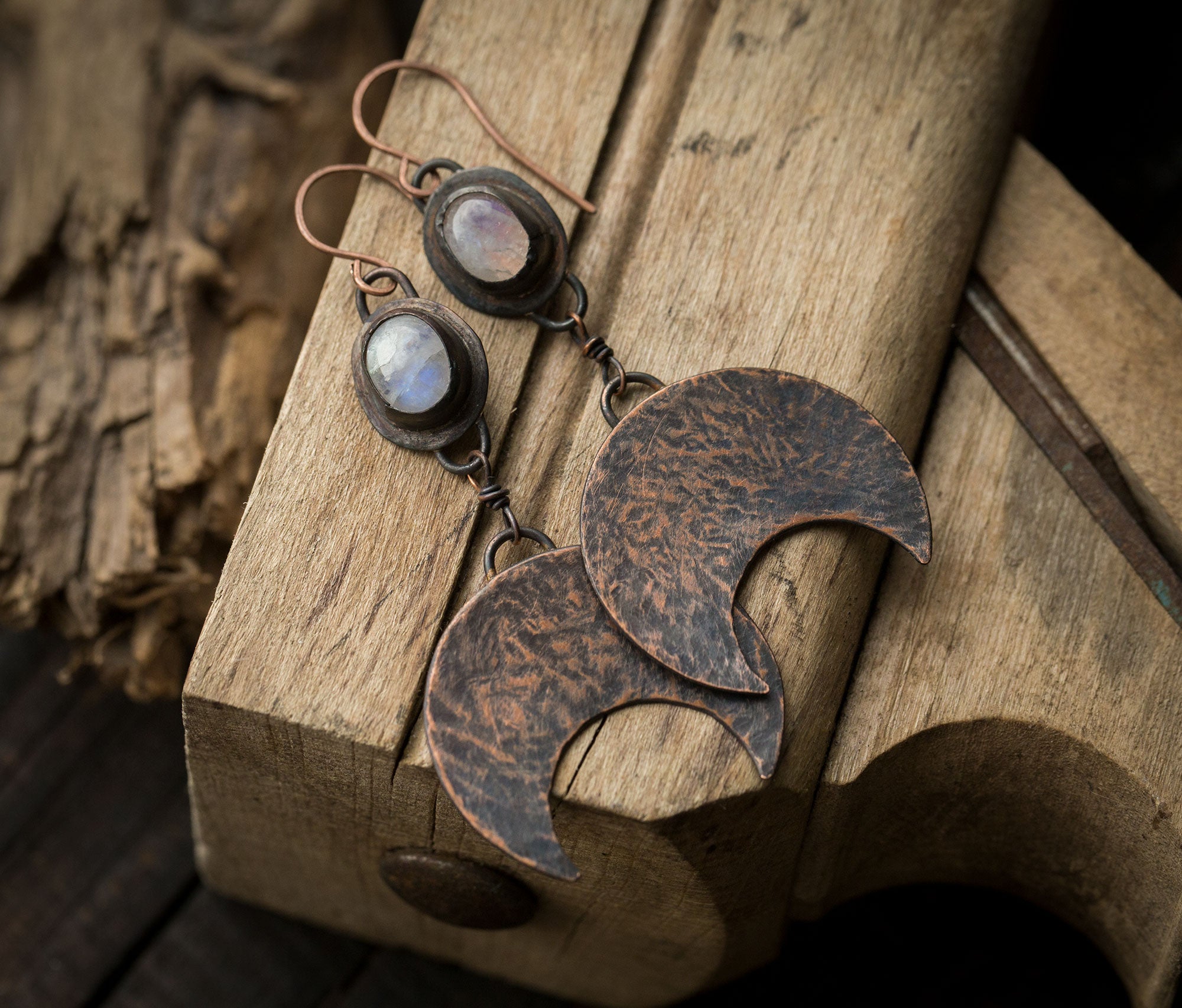 Duże kolczyki księżyce z kamieniem księżycowym