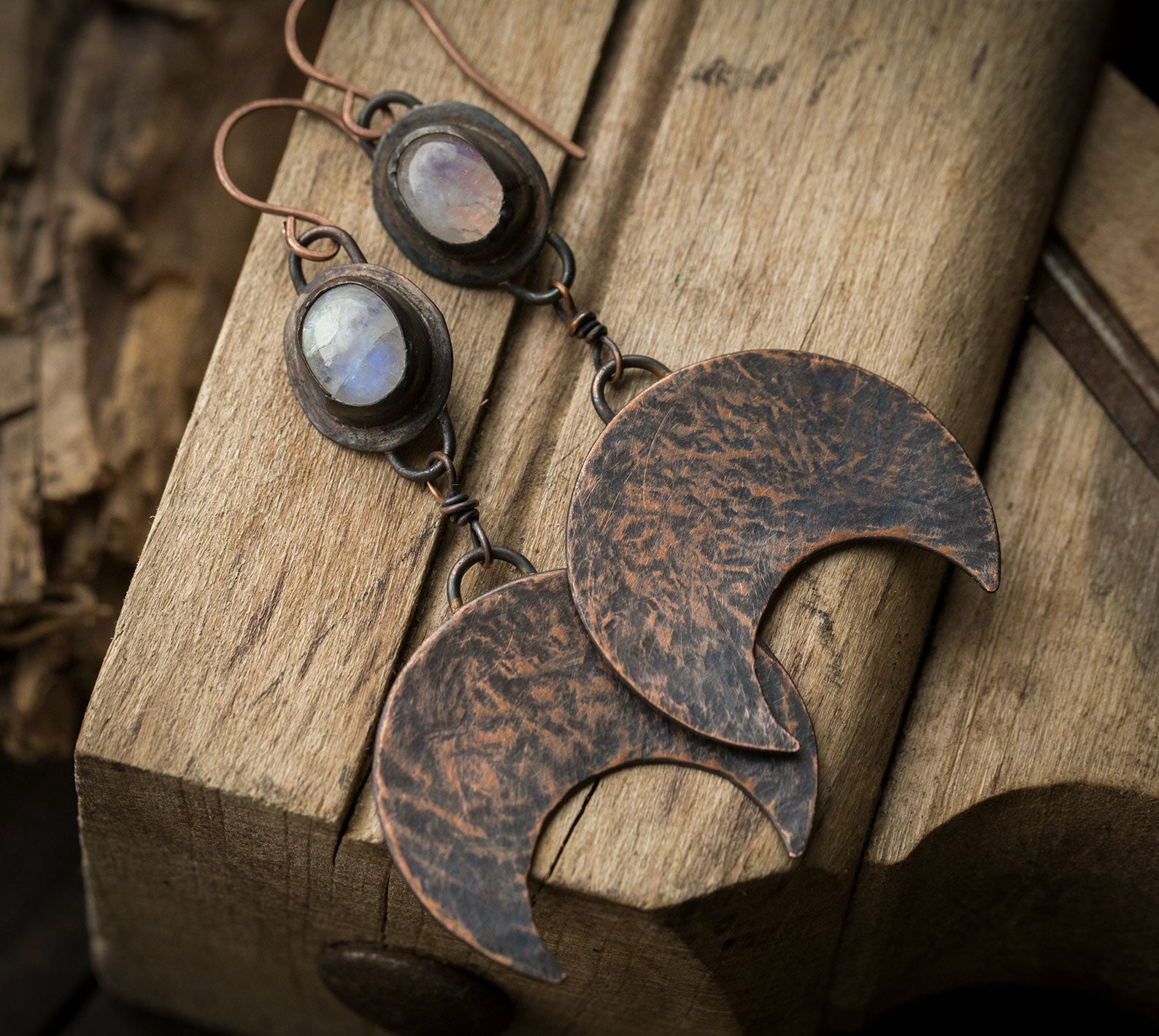 Duże kolczyki księżyce z kamieniem księżycowym