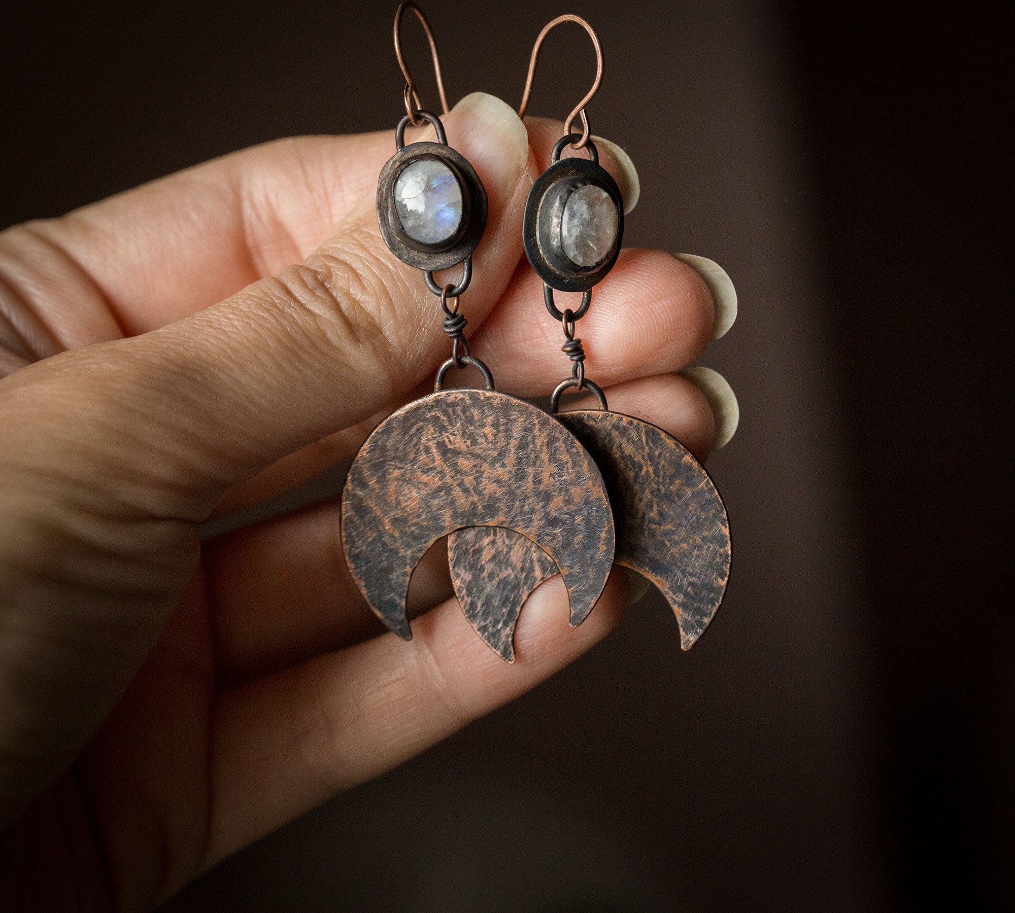 Duże kolczyki księżyce z kamieniem księżycowym