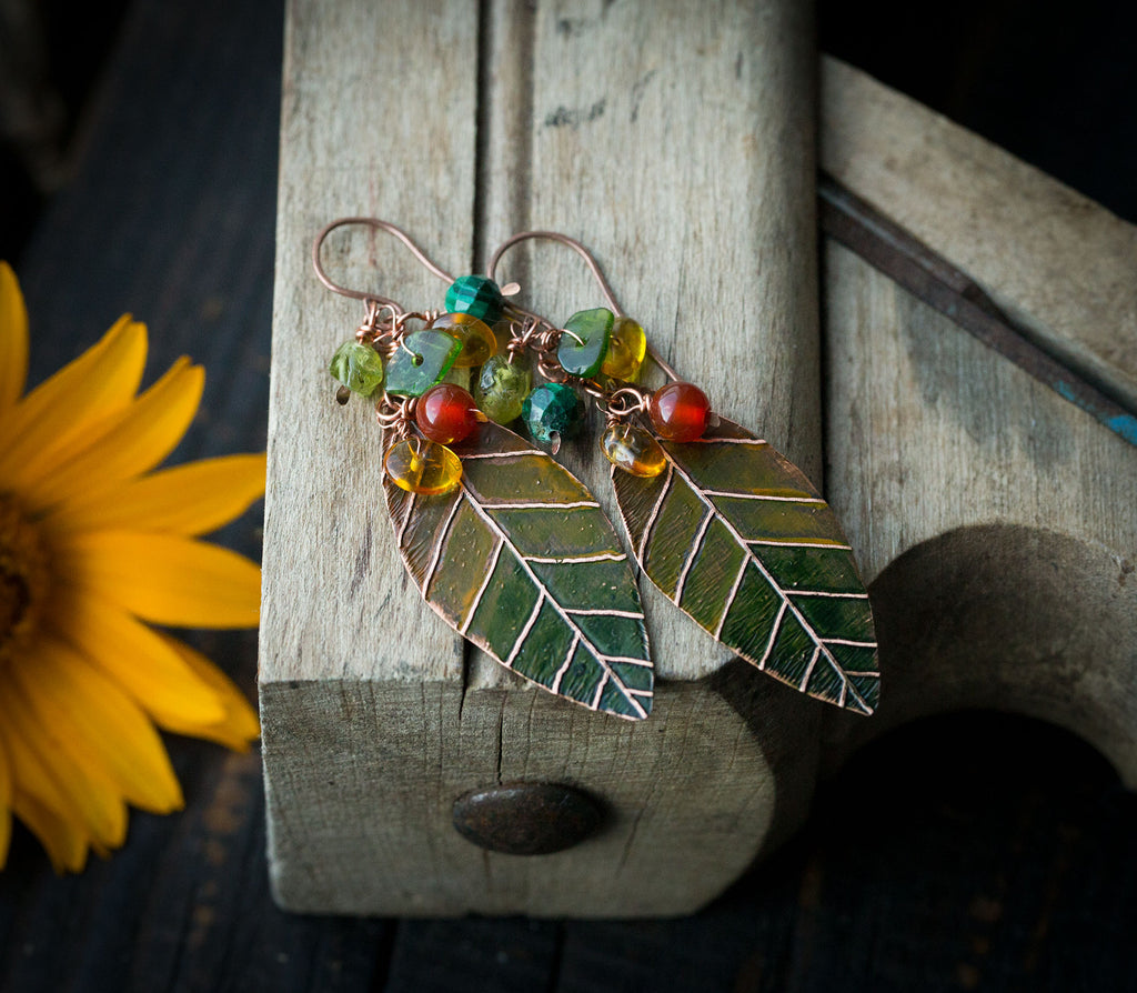 Kolczyki malowane liście, jesienne kolory, bursztyn, perydot, diopsyd, karneol, malachit
