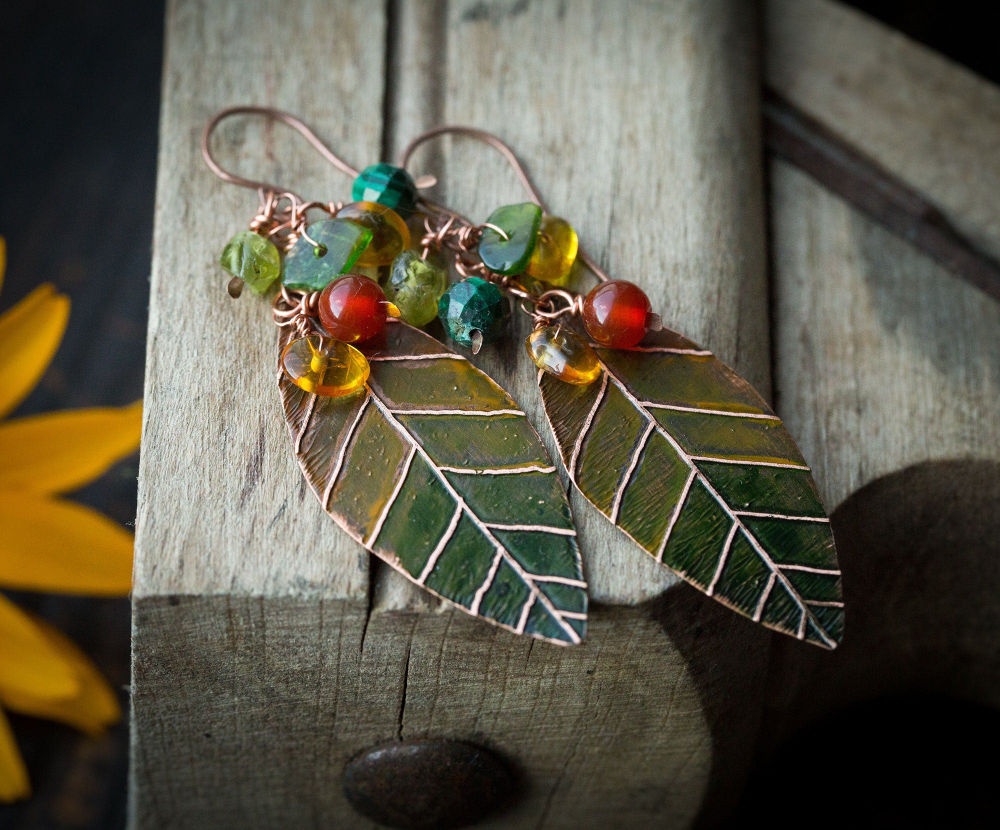 Kolczyki malowane liście, jesienne kolory, bursztyn, perydot, diopsyd, karneol, malachit