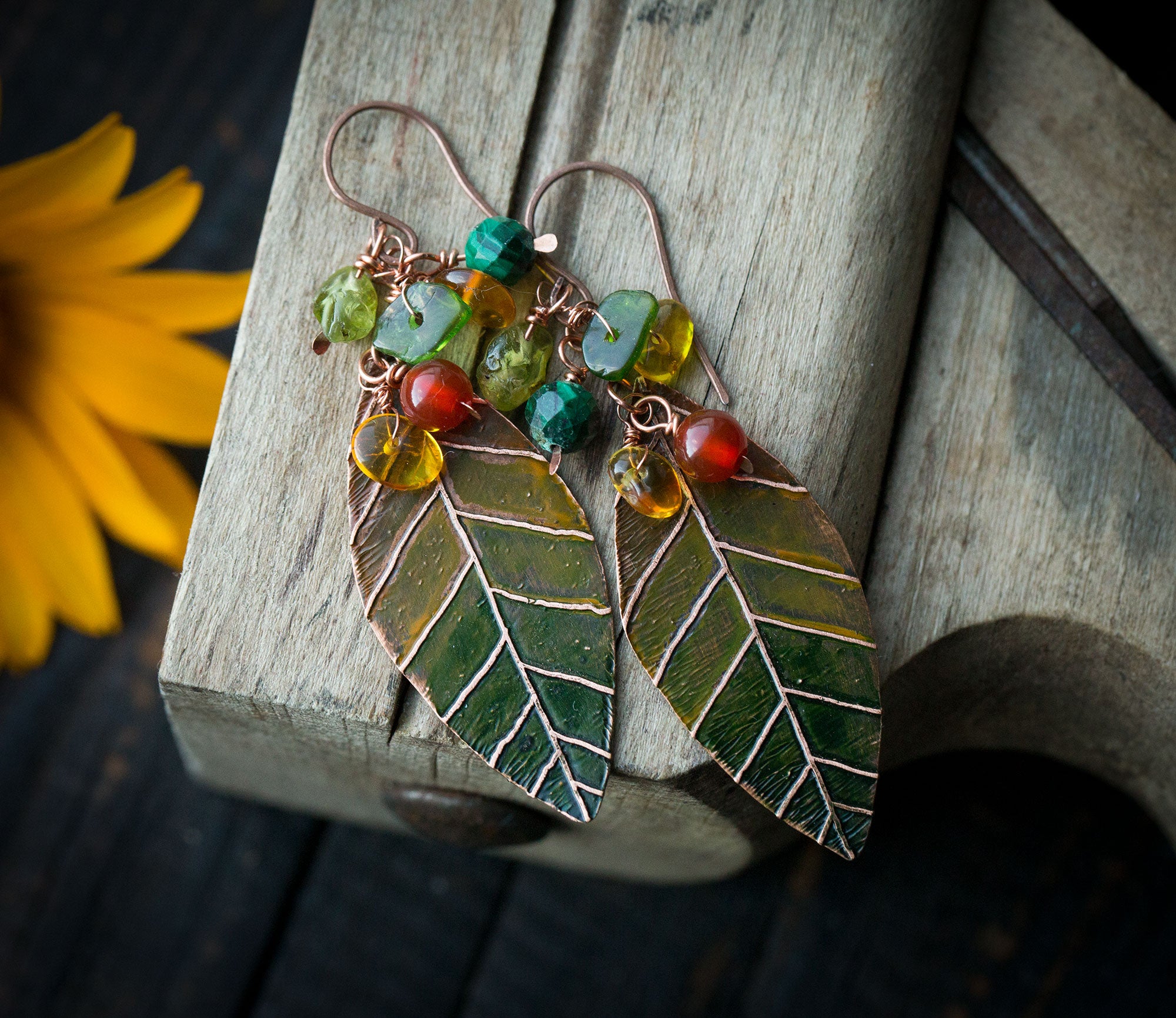 Kolczyki malowane liście, jesienne kolory, bursztyn, perydot, diopsyd, karneol, malachit