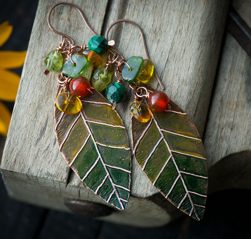Kolczyki malowane liście, jesienne kolory, bursztyn, perydot, diopsyd, karneol, malachit