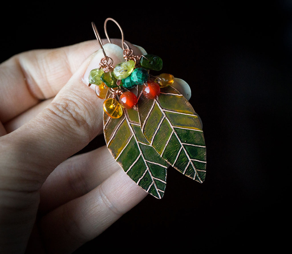 Kolczyki malowane liście, jesienne kolory, bursztyn, perydot, diopsyd, karneol, malachit