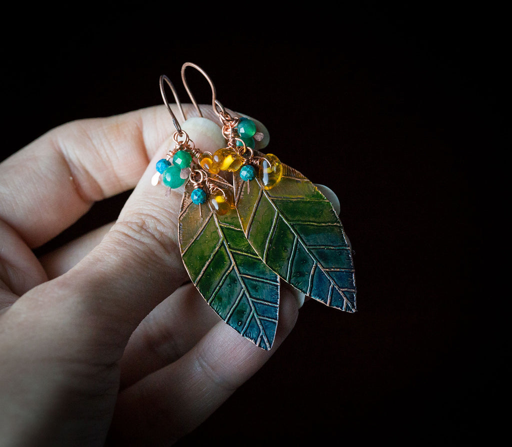 Kolczyki malowane liście, zielono-turkusowe kolczyki, bursztyn bałtycki amazonit