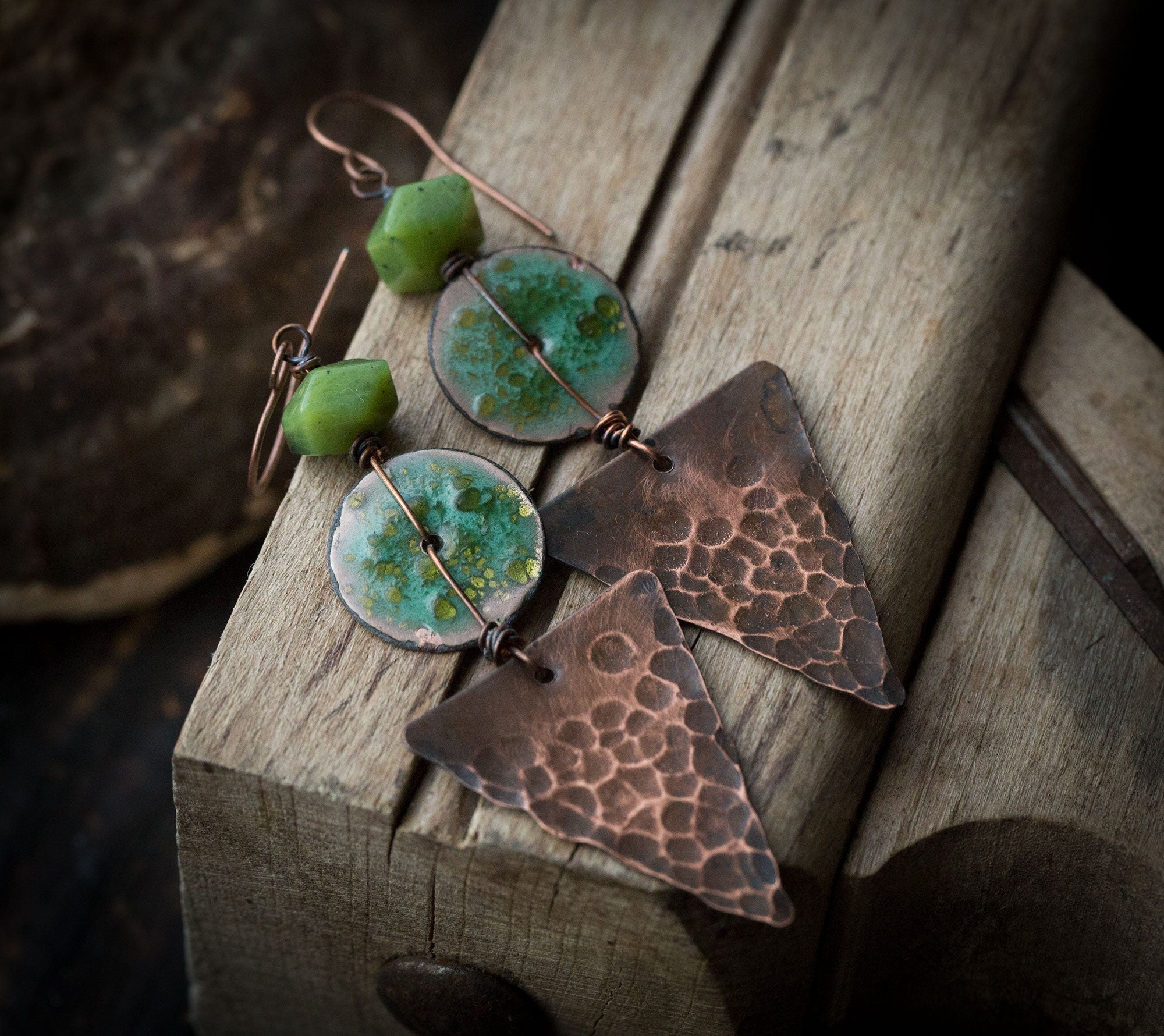 Etniczne miedziane kolczyki trójkąty z zieloną emalią i nefrytem