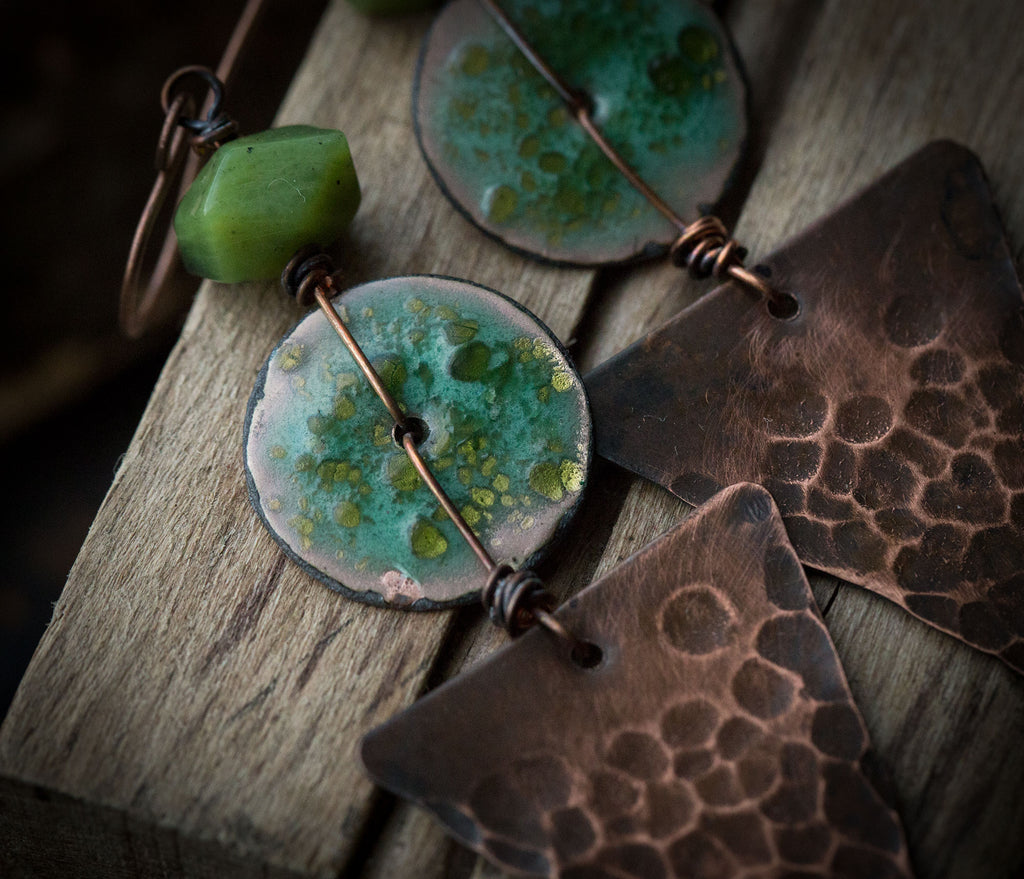 Etniczne miedziane kolczyki trójkąty z zieloną emalią i nefrytem