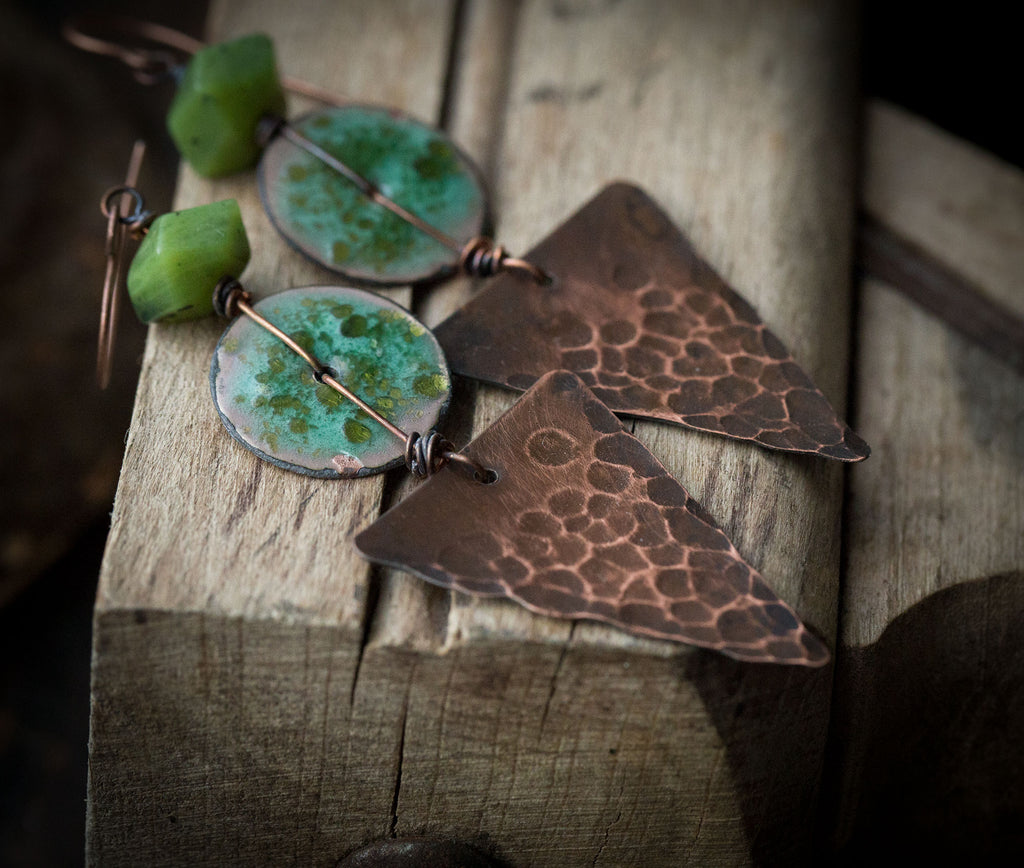 Etniczne miedziane kolczyki trójkąty z zieloną emalią i nefrytem