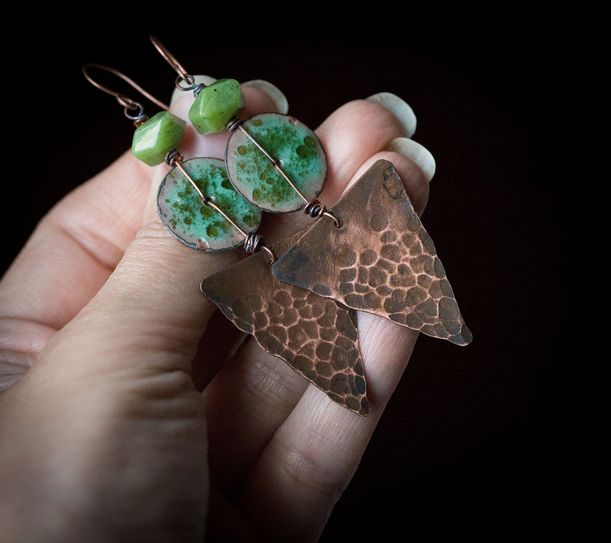 Etniczne miedziane kolczyki trójkąty z zieloną emalią i nefrytem