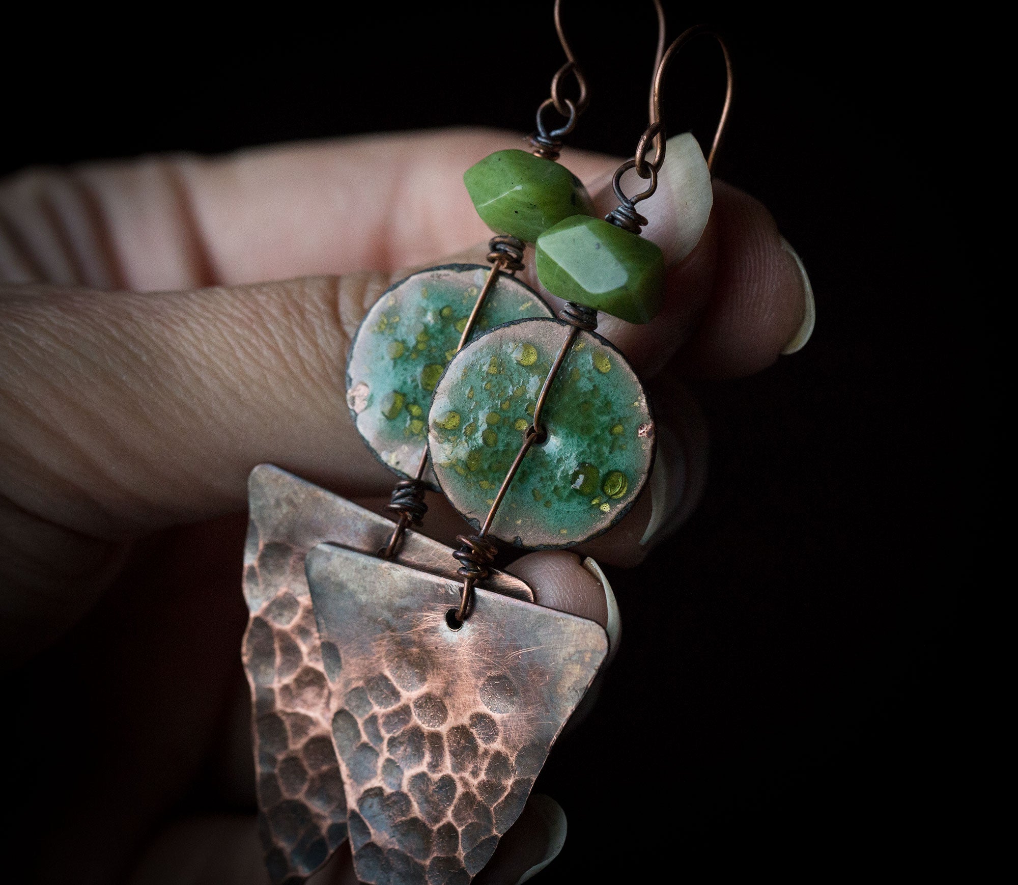 Etniczne miedziane kolczyki trójkąty z zieloną emalią i nefrytem
