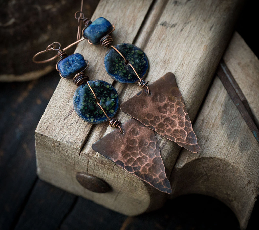 Etniczne miedziane kolczyki trójkąty z granatową emalią i lapis lazuli