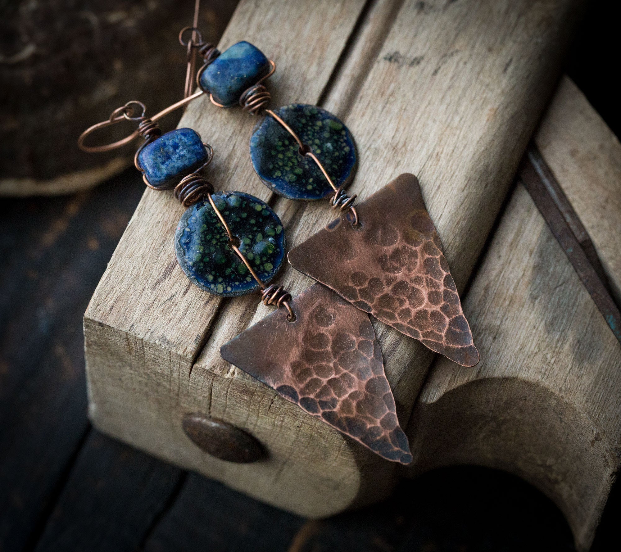 Etniczne miedziane kolczyki trójkąty z granatową emalią i lapis lazuli