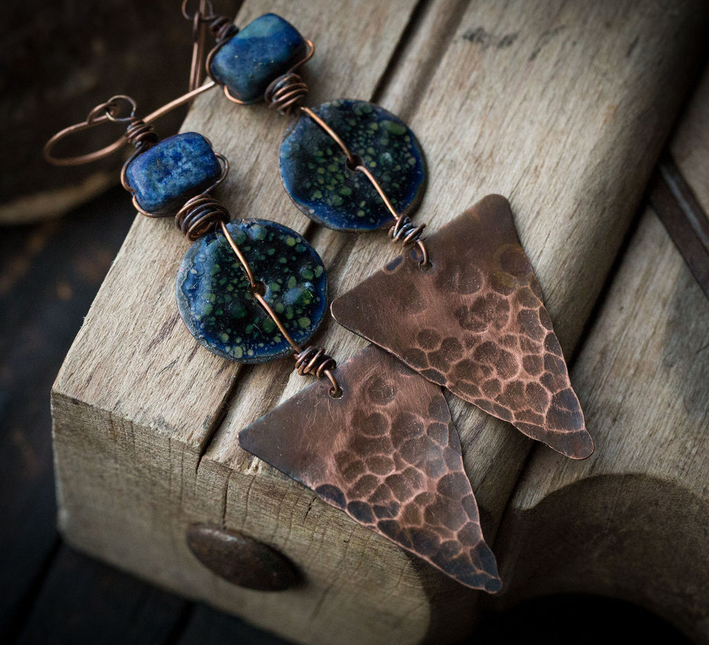 Etniczne miedziane kolczyki trójkąty z granatową emalią i lapis lazuli