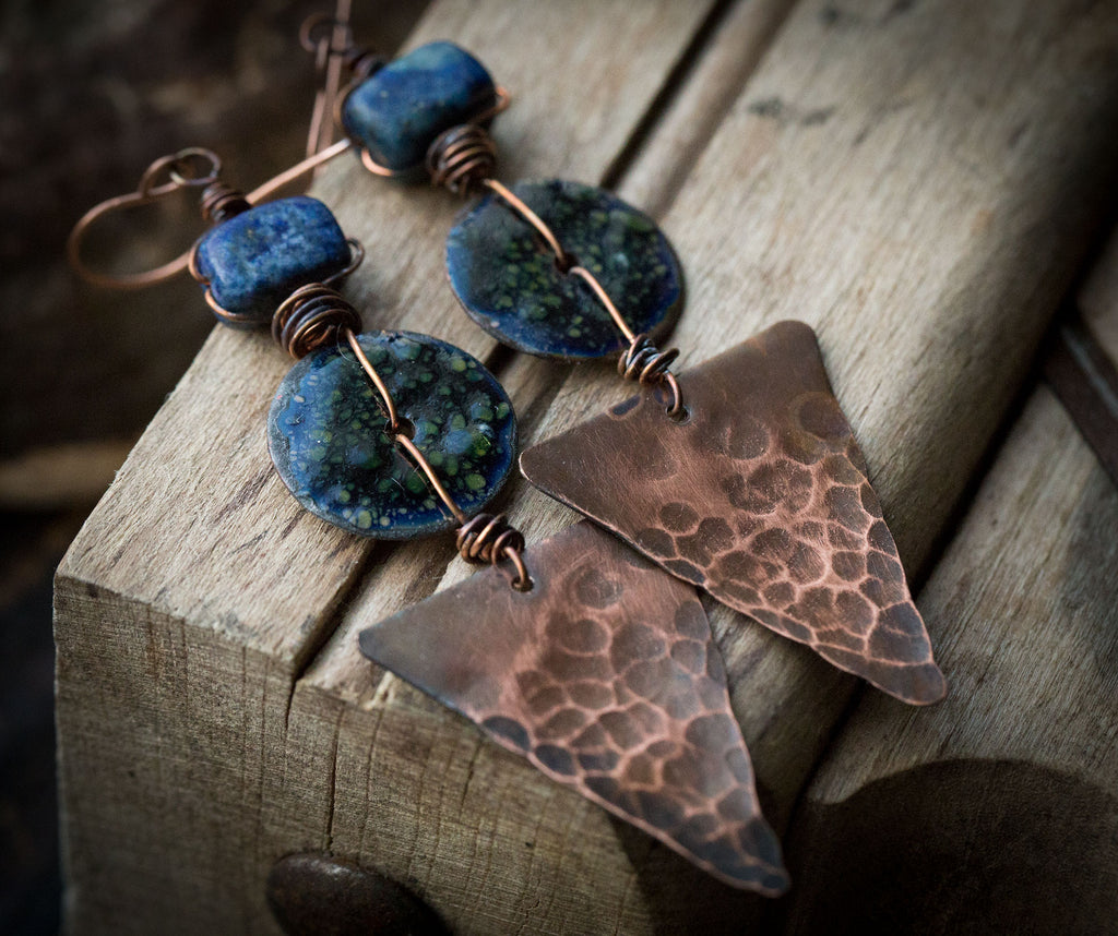 Etniczne miedziane kolczyki trójkąty z granatową emalią i lapis lazuli