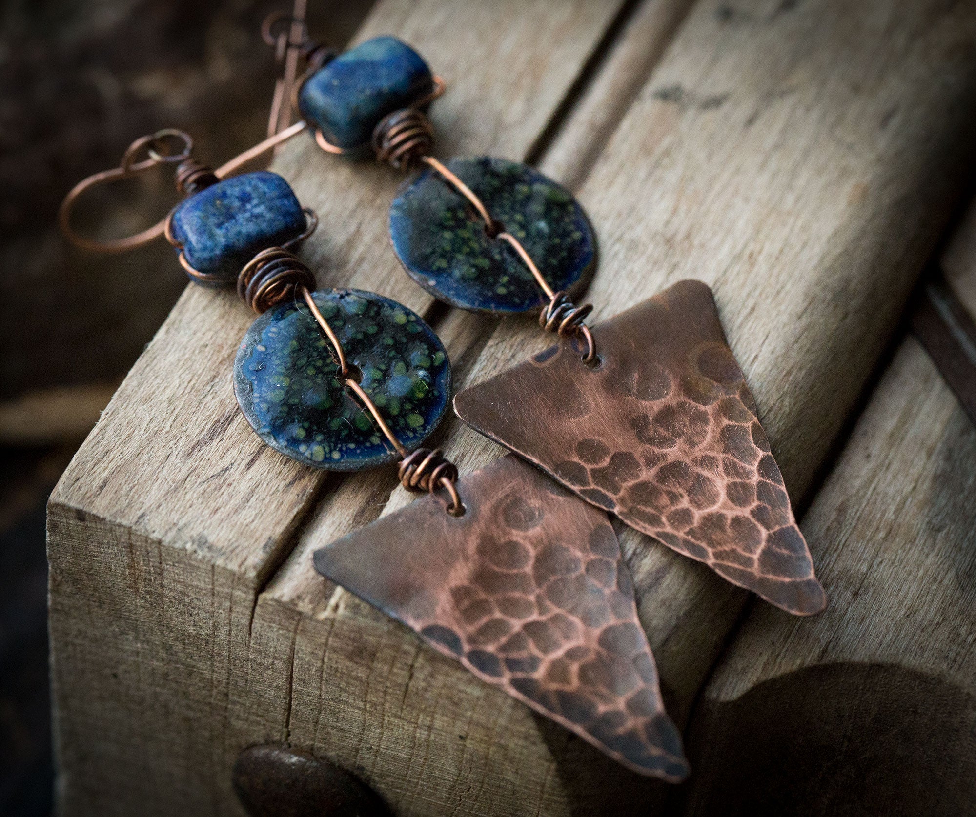 Etniczne miedziane kolczyki trójkąty z granatową emalią i lapis lazuli